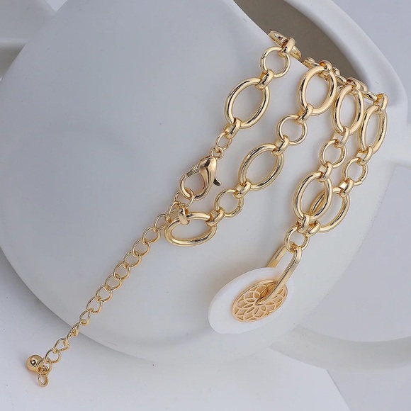 π―οΈβ¨ Gold Chain & Pearl Acrylic Necklace β¨π―οΈ Brand New - Picture 7 of 10